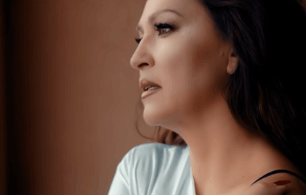 NINA BADRIĆ SE SKINULA NA HVARU: U crnom kupaćem oduševila fanove! (FOTO)
